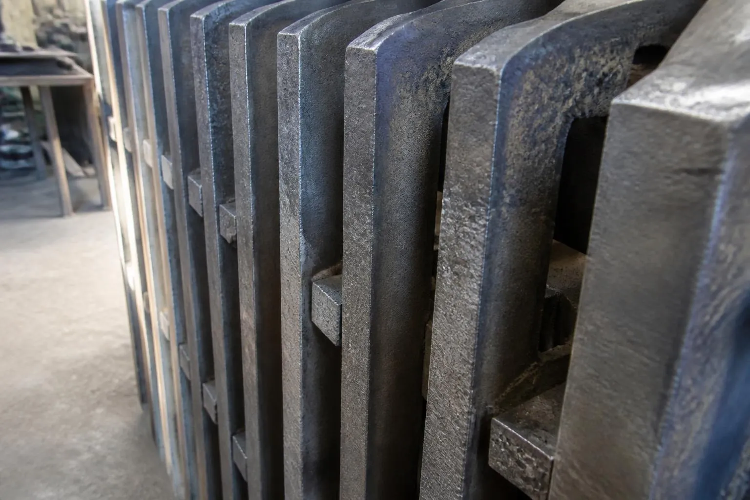 Barreaux de fonte alternés d’une grille mobile d’incinérateur, vus de côté, avec les fentes de passage d’air primaire